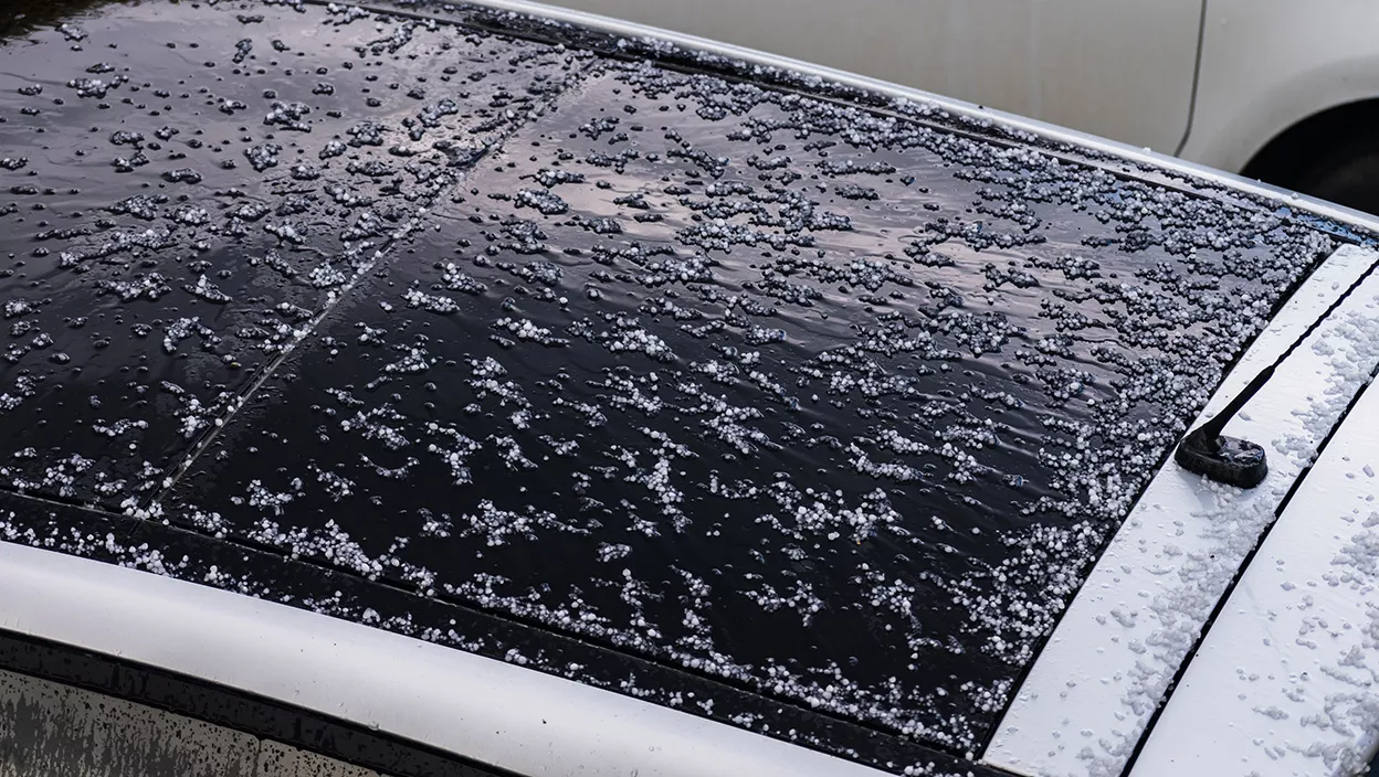 Hagelkörner auf dem Autodach