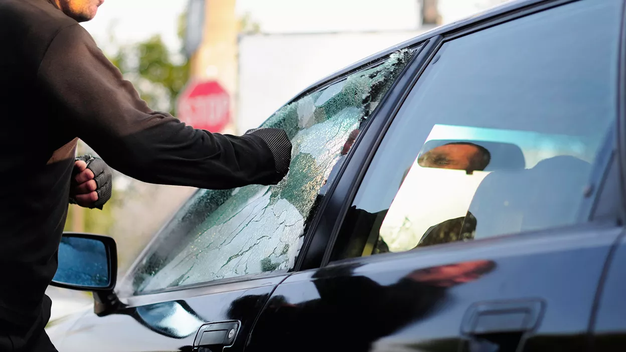 Scheibe einschlagen bei Hitze