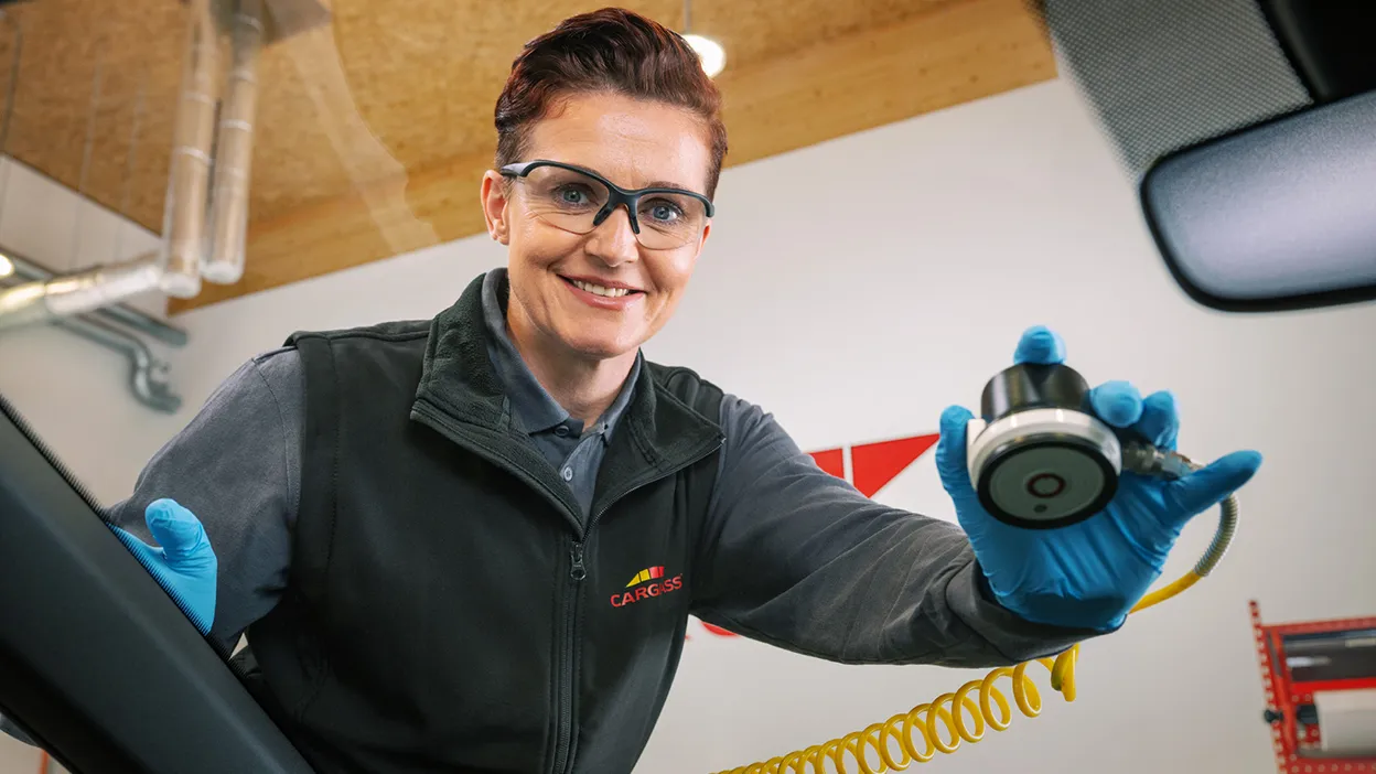 Monteur repariert Steinschlag