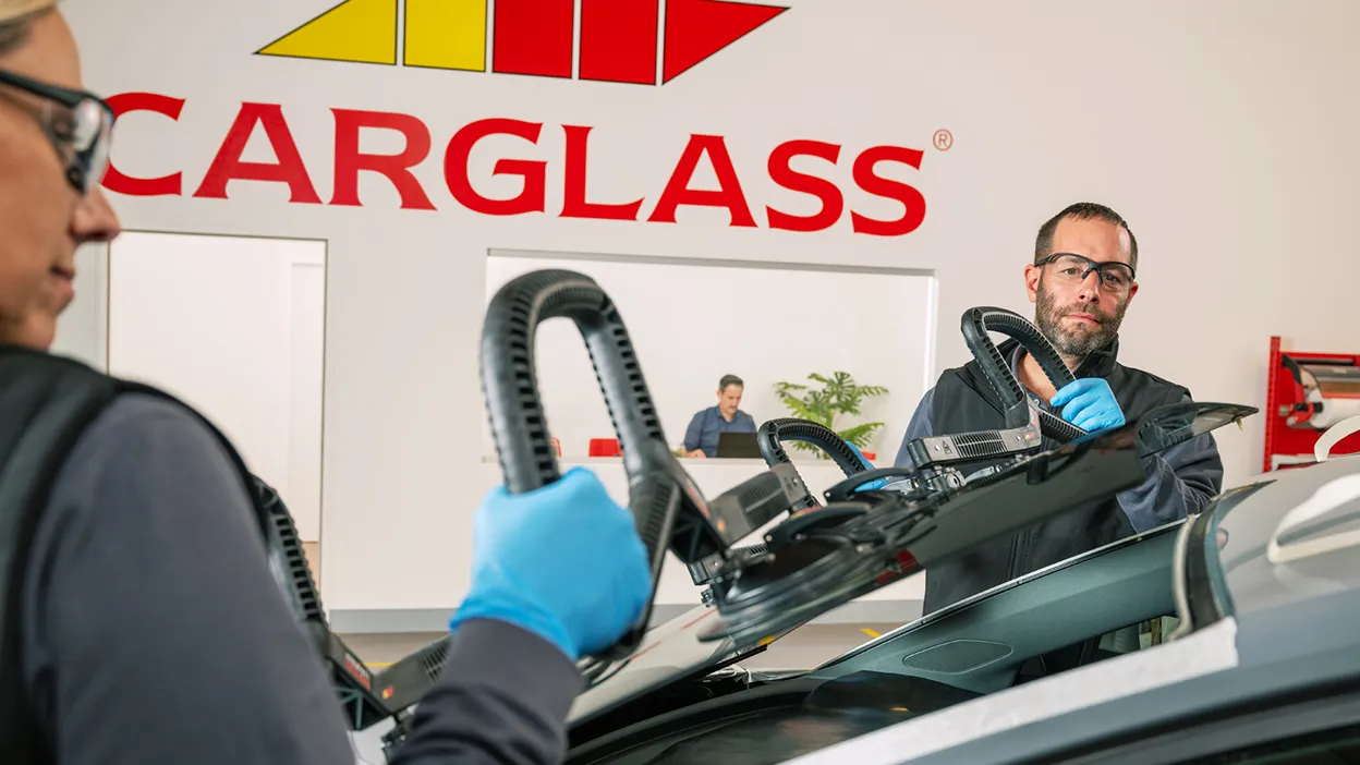 Monteur tauscht Scheibe