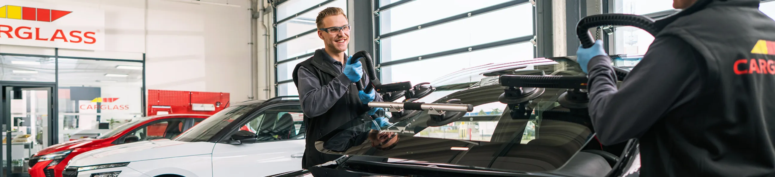 Monteur tauscht Scheibe