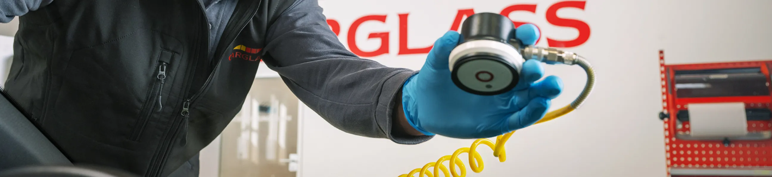 Monteur repariert Steinschlag