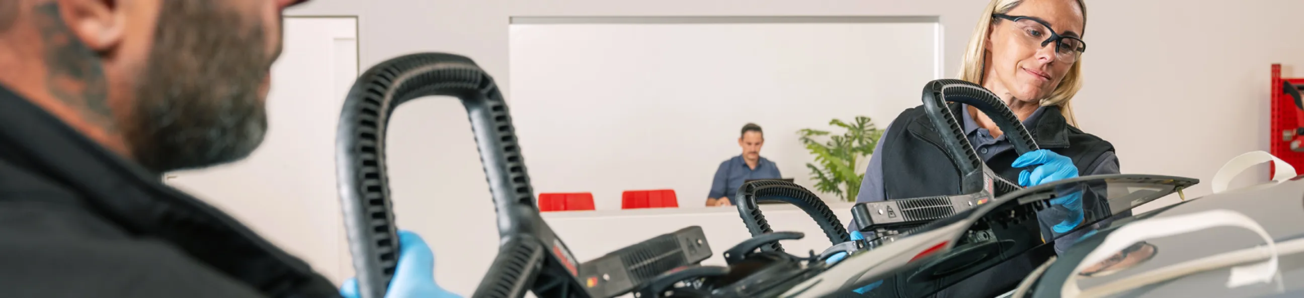 Monteur tauscht Scheibe