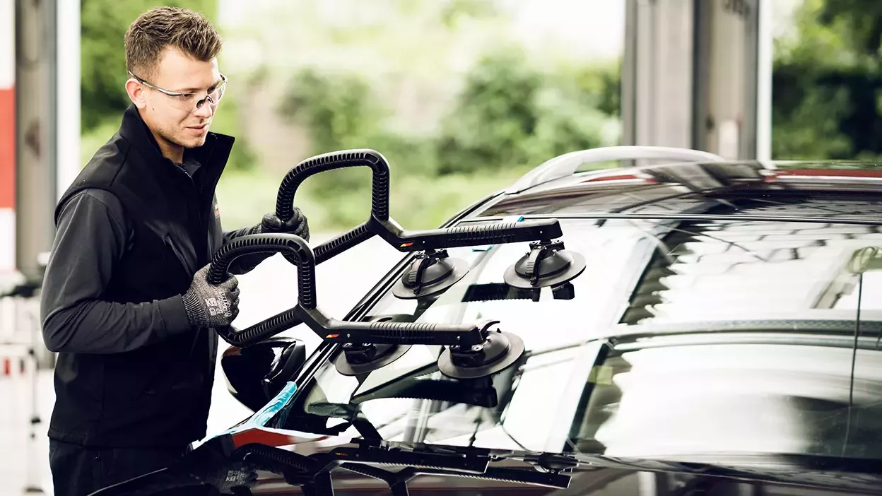 Carglass Monteur tauscht Windschutzscheibe