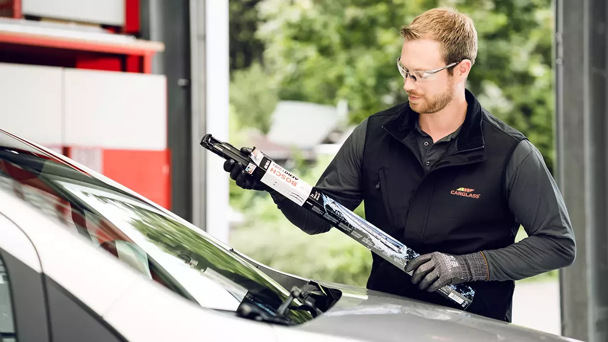 Monteur hält Bosch Scheibenwischer in der Hand