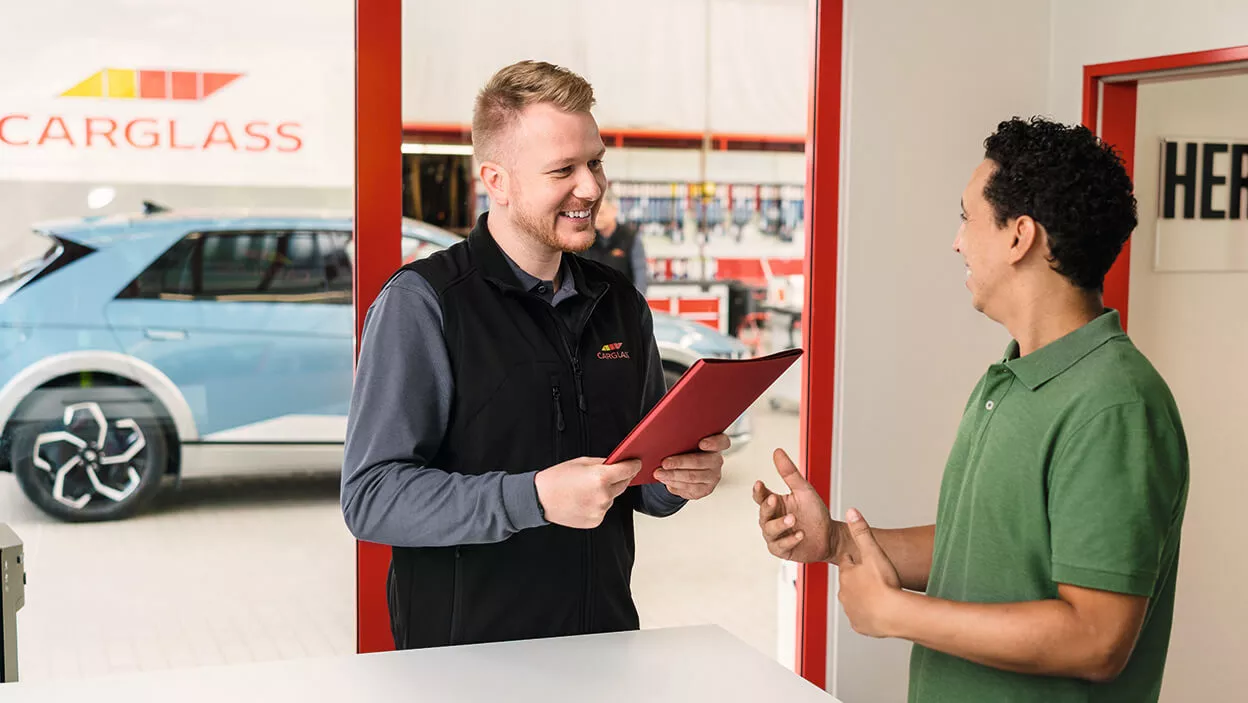 Carglass Mitarbeiter spricht mit einem Bewerber