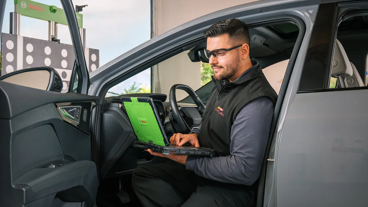 Monteur kalibriert Kamera